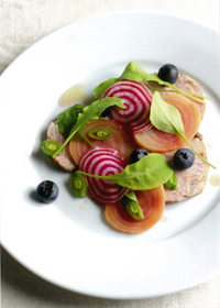 カナダポーク　テンダーロインビーツ＆ブルーベリー添え